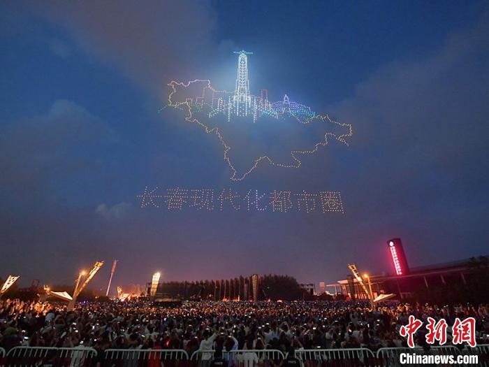 2023架无人机在夜空中变换造型。刘栋 摄