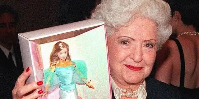 美泰股份有限公司（Mattel Inc.）联合创始人兼芭比娃娃发明人露丝·汉德勒（Ruth Handler）于1999年在纽约举行的新闻发布会上展示了芭比娃娃40周年纪念。