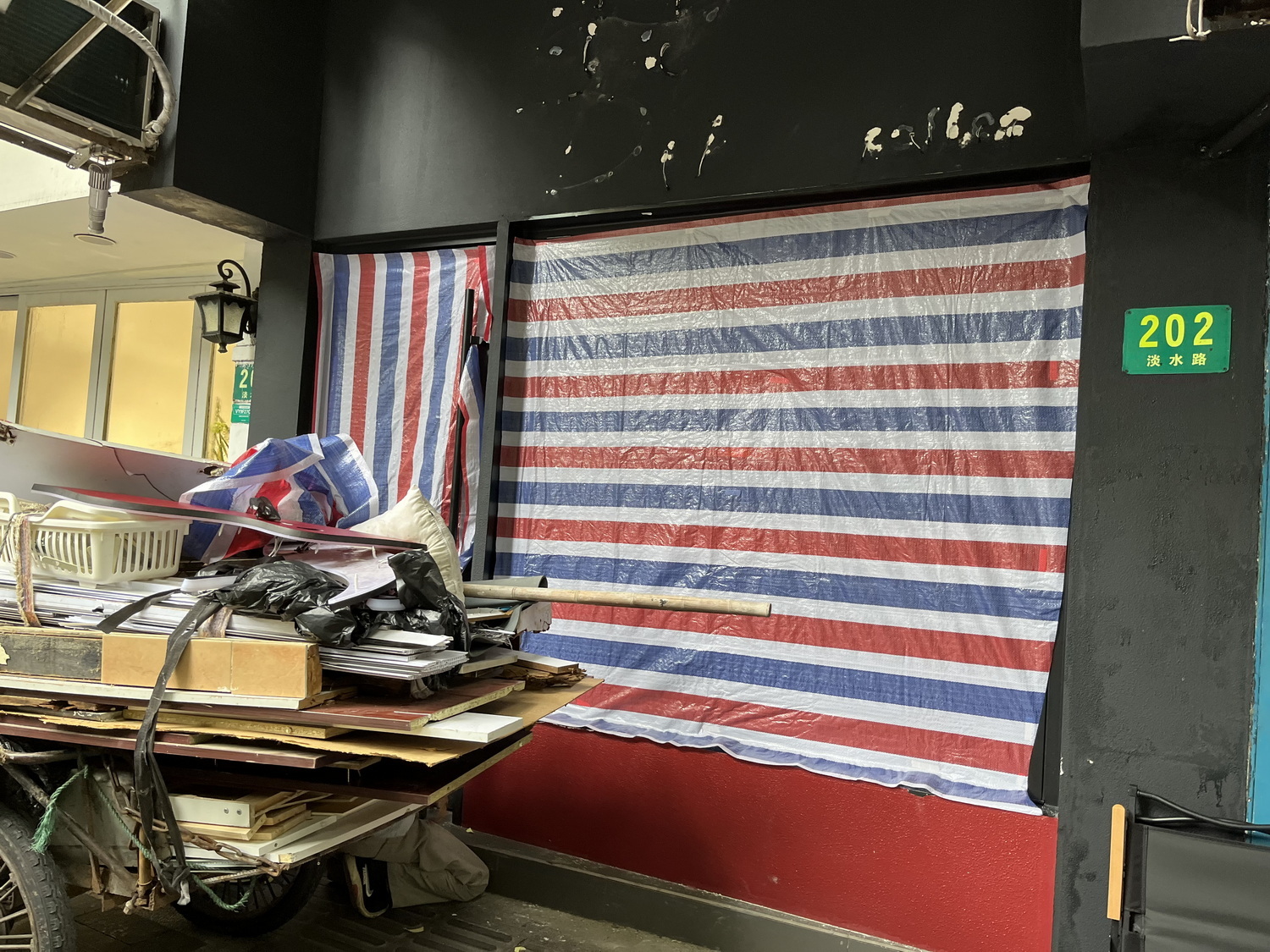 7月28日，“Doi Coffee”咖啡店招牌已拆除，门口被塑料薄膜遮挡。 澎湃新闻记者 邹娟 图