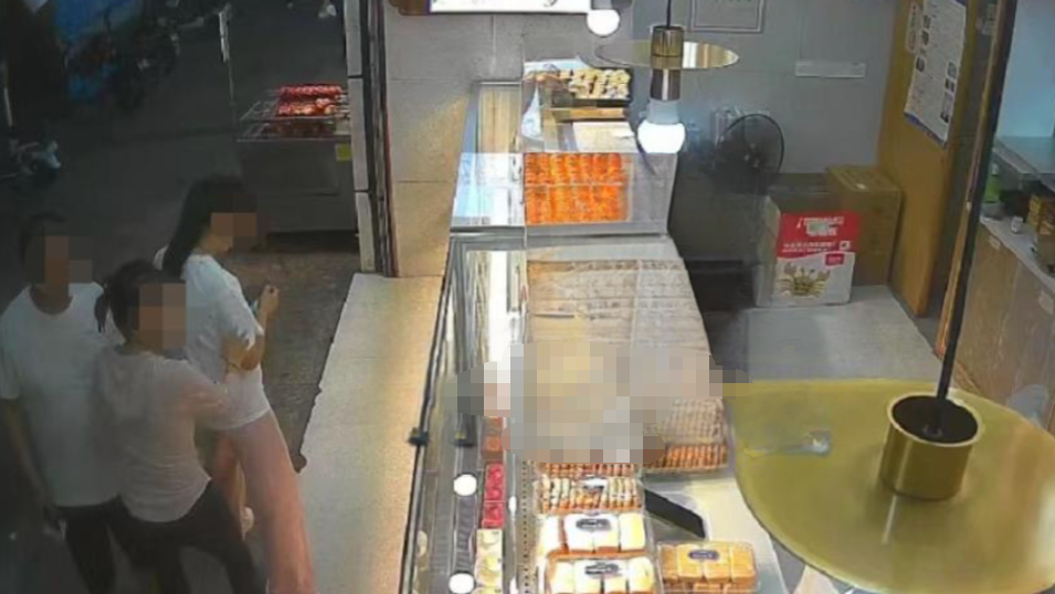 男子抓胸猥亵女生反咬称自己被乱摸，还装心脏疼