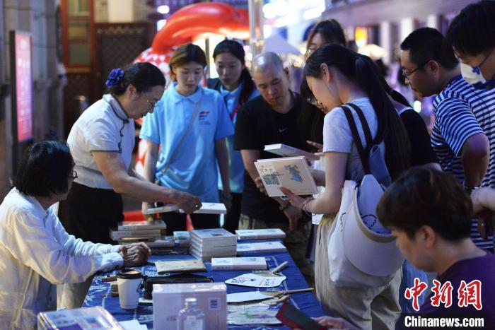 文创产品吸引游客选购。曲正扬 摄