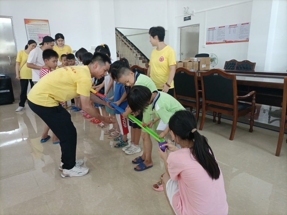 亲子志愿队员和大埔村孩子一起玩游戏