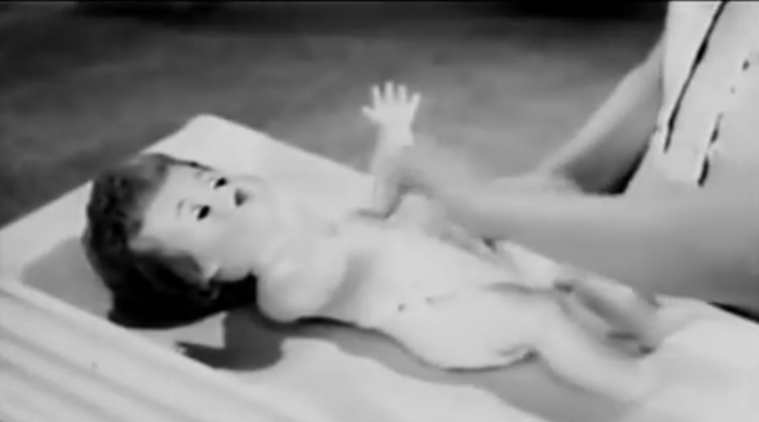 上世纪五十年代，电视里放的都是婴儿娃娃的广告，广告说道，“有了贝琪娃娃，你现在就能体验做妈妈的感觉”。
