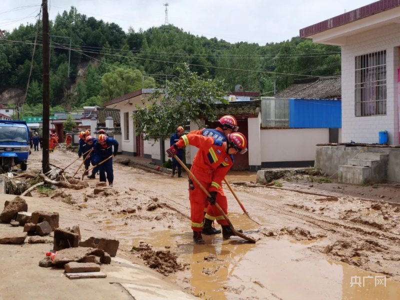 清理道路淤泥（圖片來源：隴南徽縣發(fā)布）