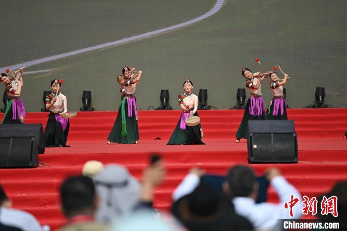 图为碌曲当地演职人员带来的舞蹈《热巴神韵》中新社记者 李亚龙 摄