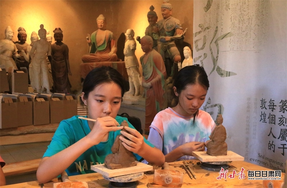 在敦煌莫高里工匠村，青少年学习制作木胎泥塑。