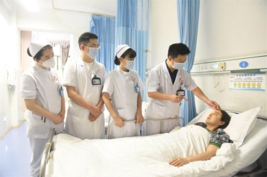 术后第一天复查,于女士视力恢复良好