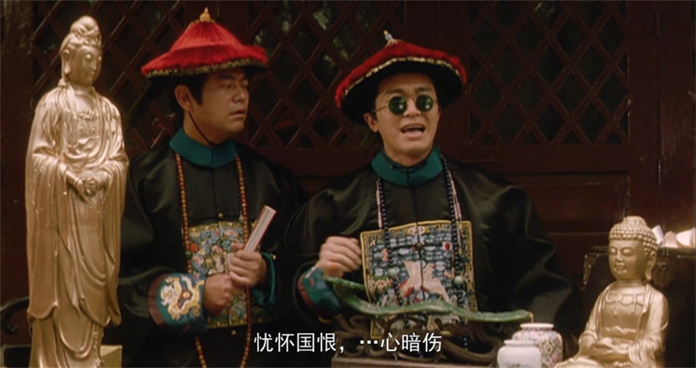 在给鳌拜抄家的戏中，韦小宝和多隆一唱一和，把贪财好色的小官吏嘴脸表现得淋漓尽致。