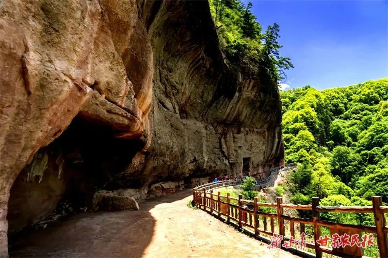 千峰竞秀,山深林幽的关山景区。