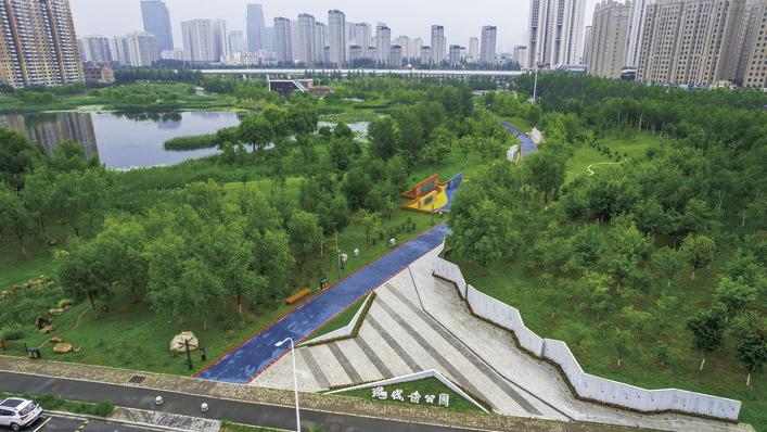 现代诗公园将诗歌元素与生态湿地旅游资源巧妙融合，打造出“诗和远方”的城市意境。 张扬 摄