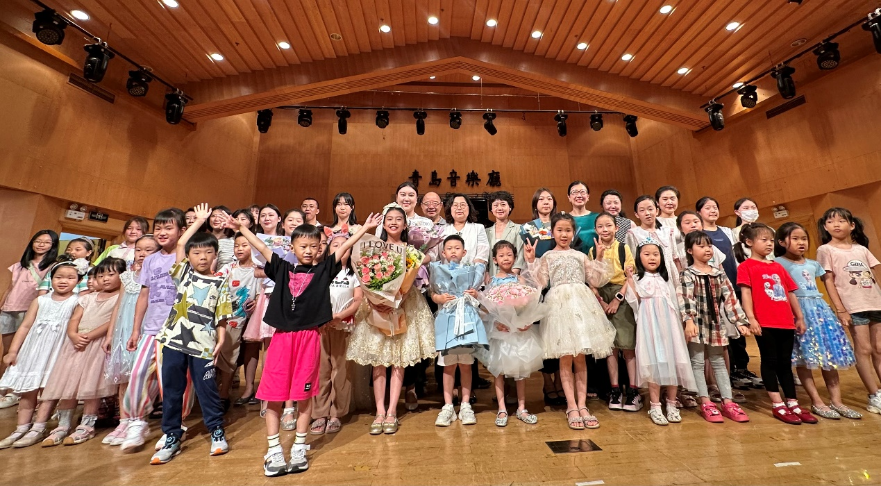 八岁钢琴独奏者涍桐在青岛音乐厅奏响青岛香港“双城印象”