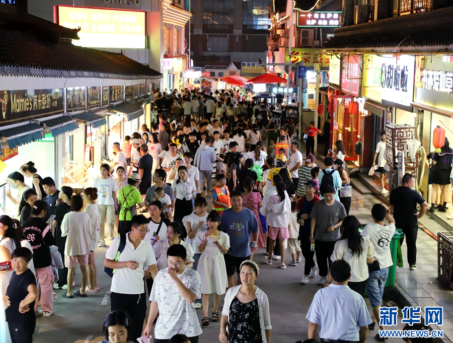 7月25日晚，在河南省南阳知府衙门博物馆附近小吃一条街上，游客、市民在逛夜市。