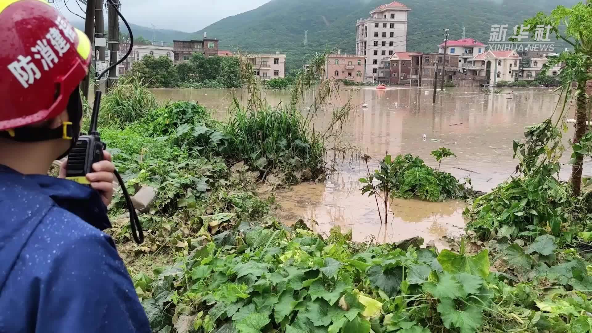 福建南安：强降雨致城市内涝 消防力量全力救援