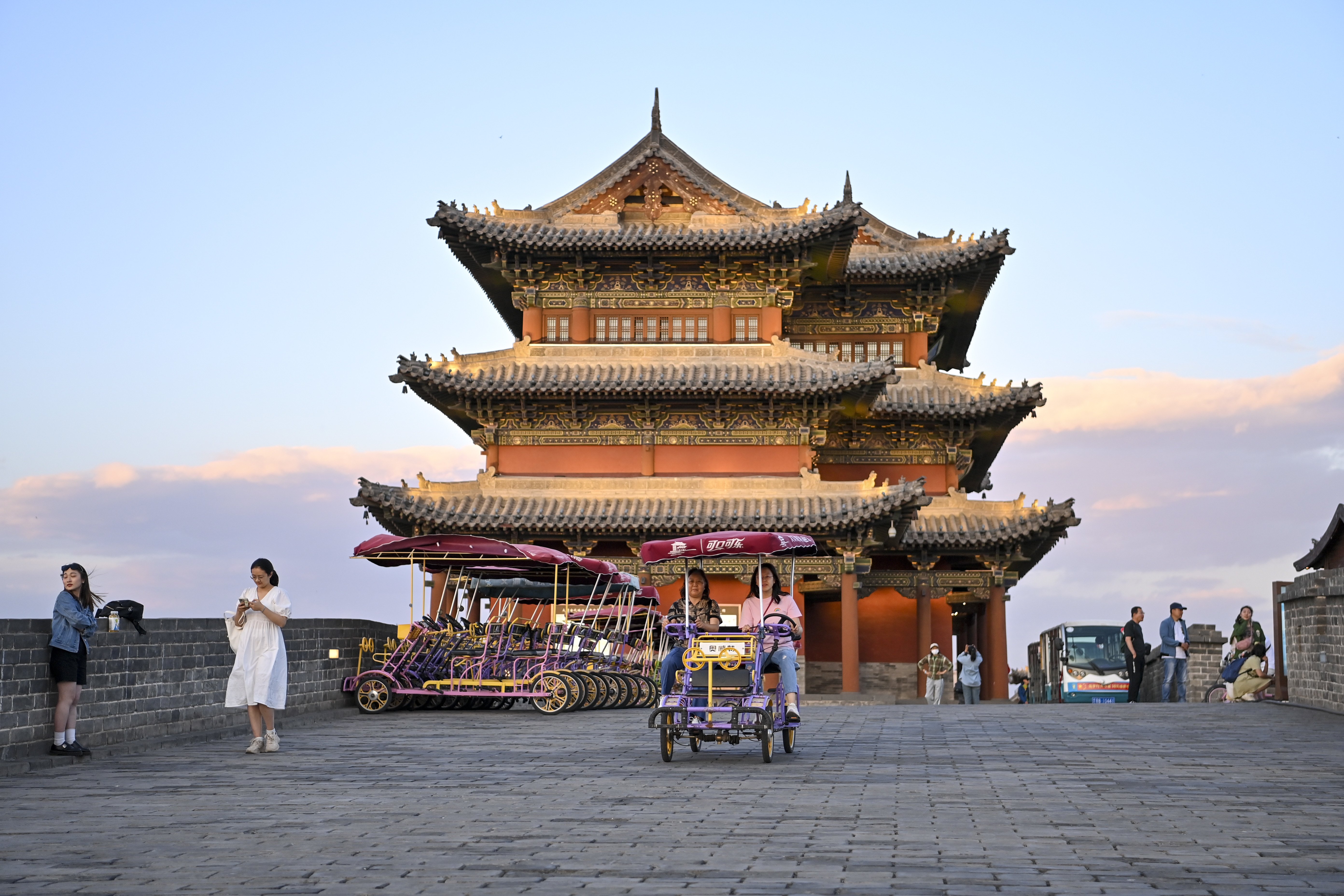 图为6月8日游客在大同古城墙上游览（新华社记者 杨晨光 摄）