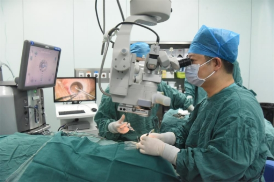 常德一医眼科张键主任医师实施手术