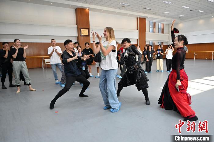 内蒙古呼和浩特市，俄罗斯中学生与内蒙古艺术剧院舞蹈演员共舞。　刘文华 摄