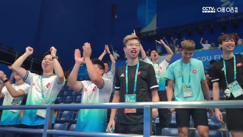 中国香港羽毛球队战胜德国后，现场响起《光辉岁月》