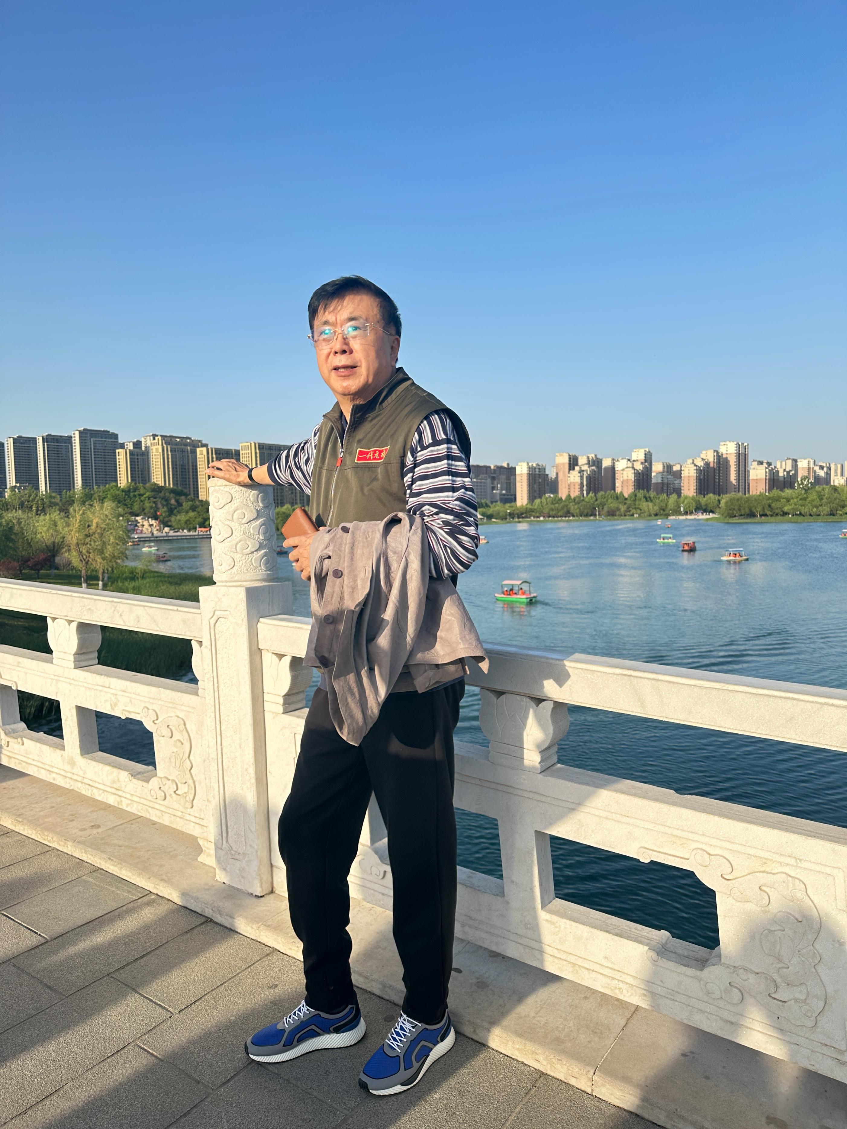 拥军深情似海洋企业家于海洋记事