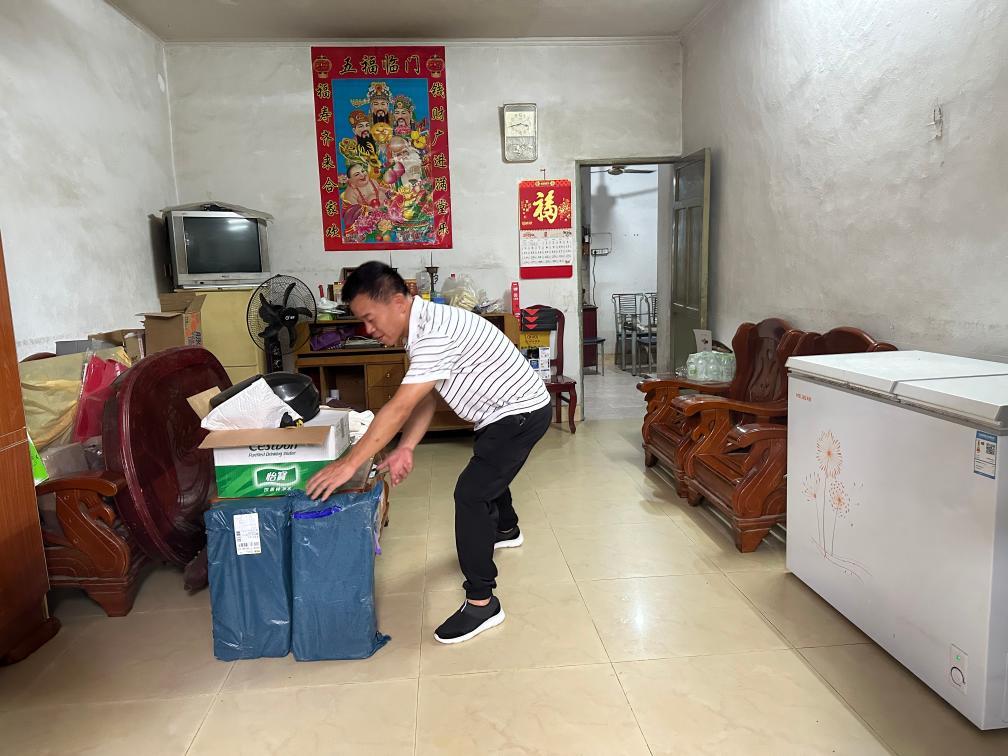 福州市仓山区盖山镇跃进村村民正在家中清扫。新华社记者 邓倩倩 摄