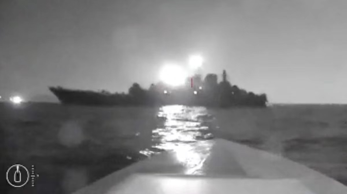 乌方回应“俄军舰在海军基地遇袭” 外媒曝袭击后卫星图像