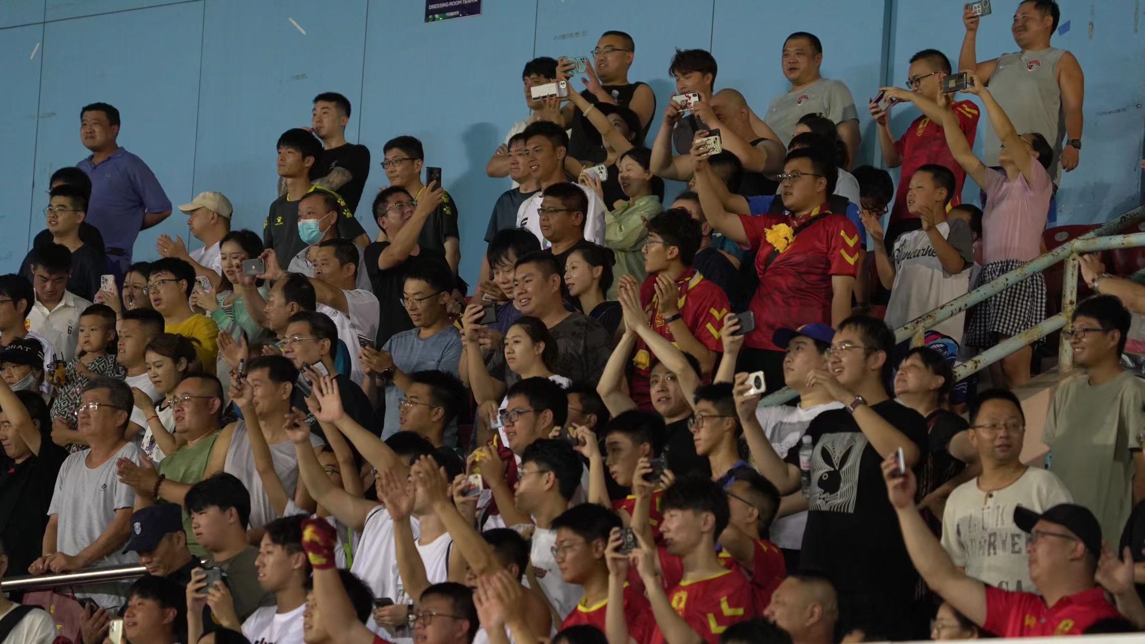 中乙联赛第13轮，青岛红狮主场1-0战胜大连智行