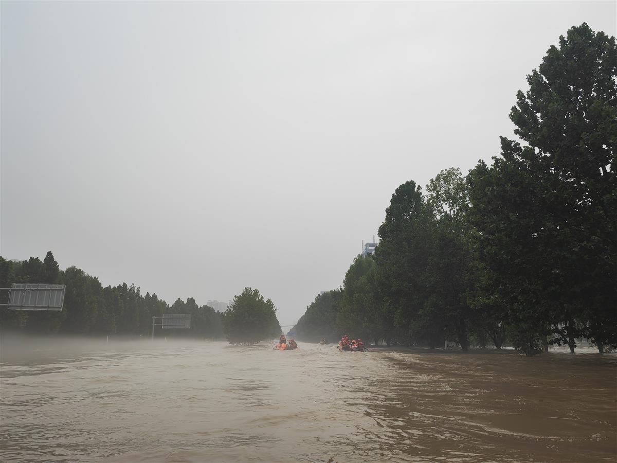 正在涿州华阳东路被淹区域救灾的救援艇。（记者 丁鹏摄）