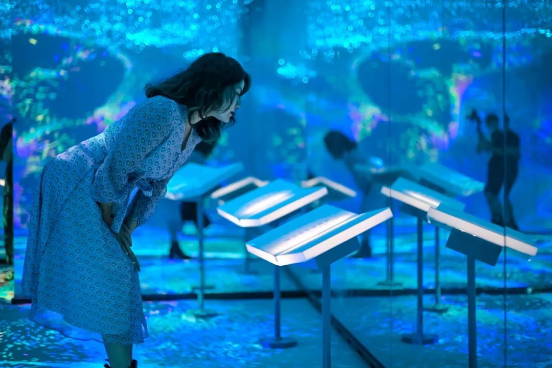 “千年梦华”展区,正在沉浸式体验的观众
