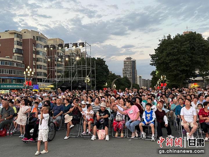 图为观看演出的现场观众。