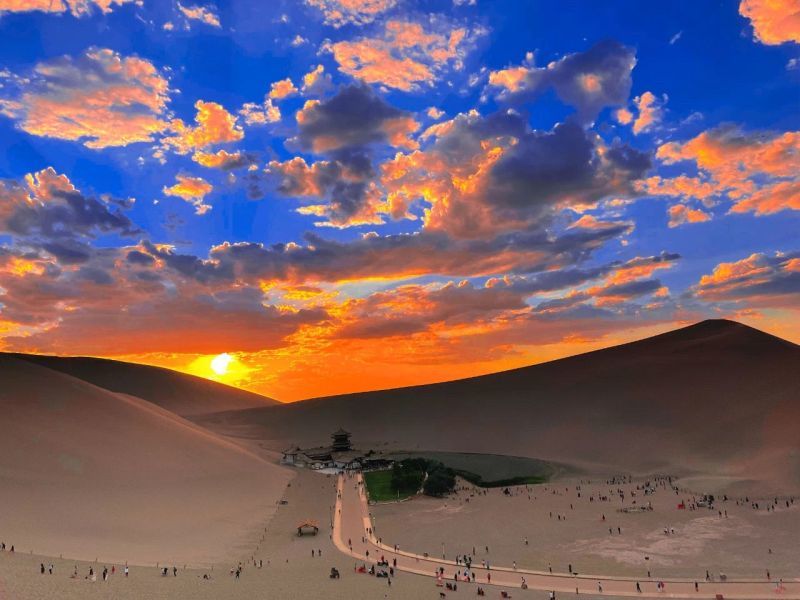 夕阳下的月牙泉畔 图源：鸣沙山月牙泉景区公众号