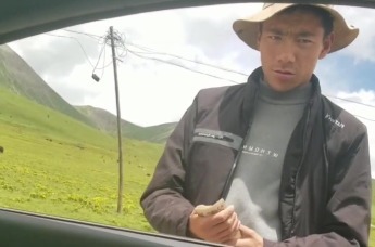 男子开车进藏途径214国道遇藏民拉绳收费，网友：谁惯的毛病？