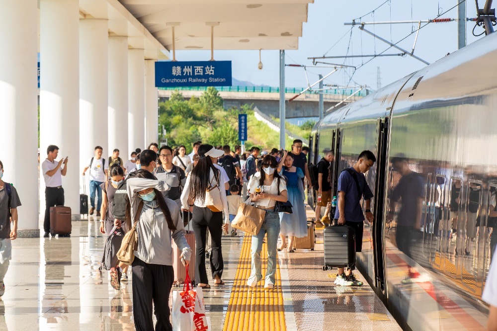 列车到达赣州西站，旅客们正在有序上下车。邹阳 摄