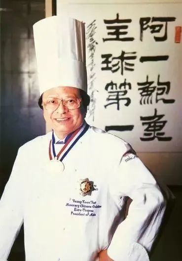 杨贯一身后是香港名人王亭之所题“阿一鲍鱼，天下第一”