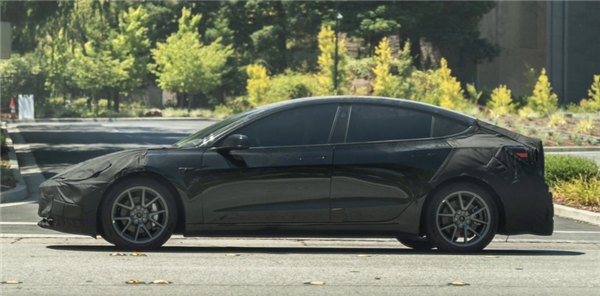 20万级新王者！新款特斯拉Model 3实车现身：屏幕换挡、纯视觉自动驾驶