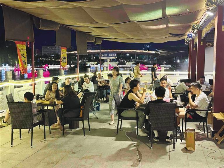 游客细品罐罐茶 李莉 摄