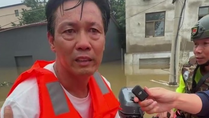 涿州一村书记进村救援，望着满眼的洪水哽咽了