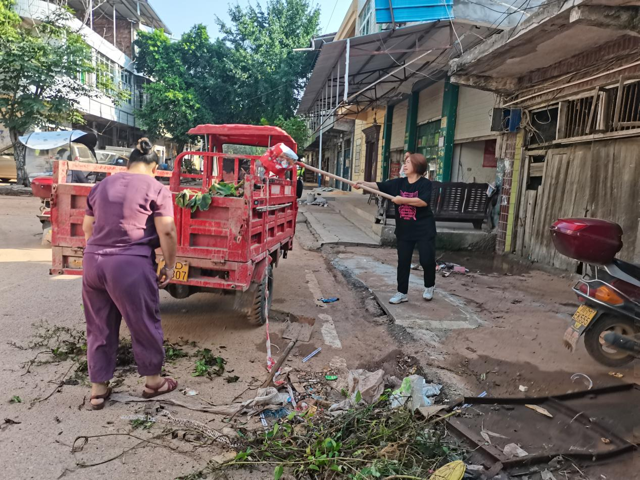 干群合力打扫村内垃圾