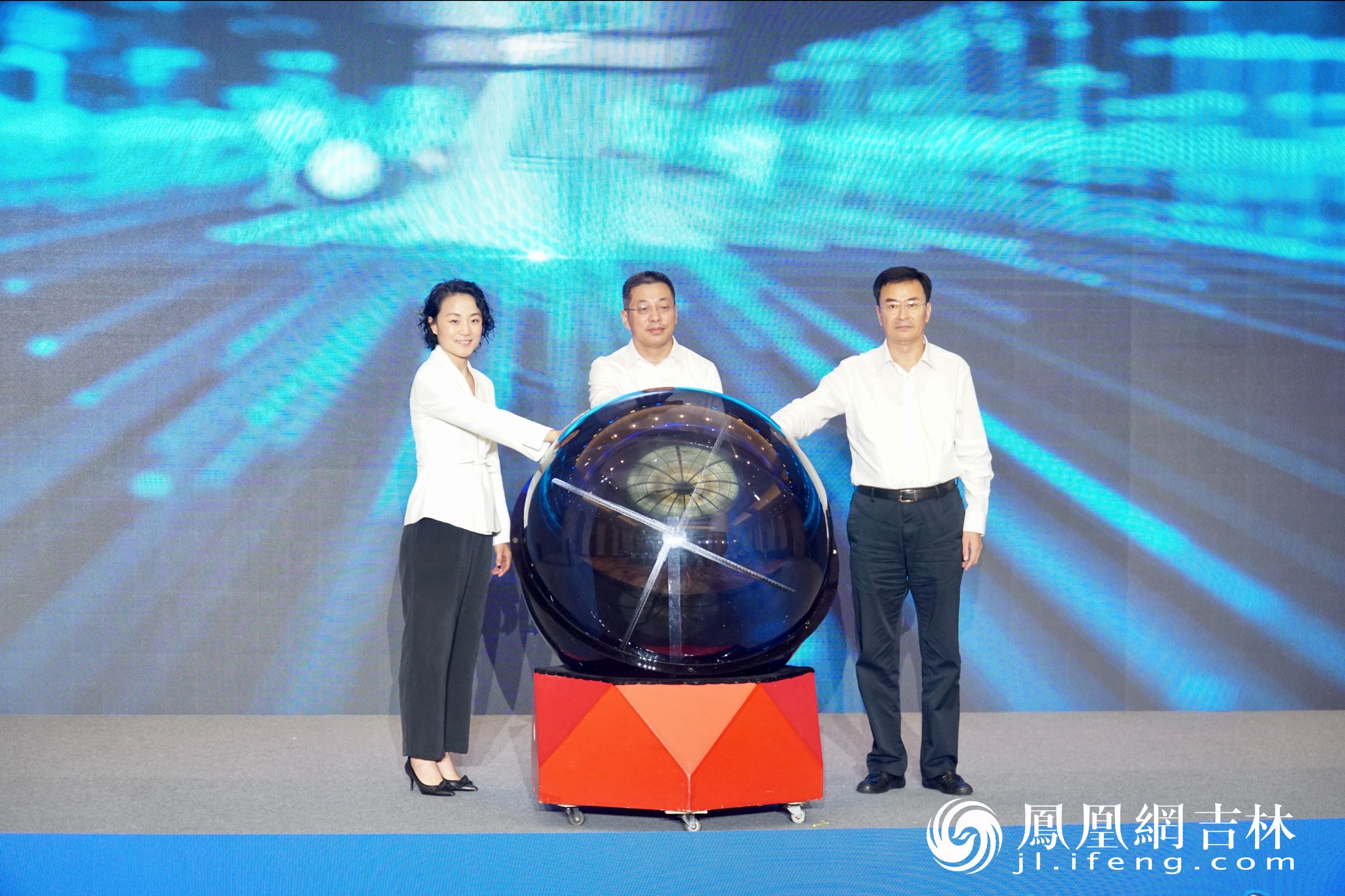 中共长春市委副书记、市长王子联，中央广播电视总台影视翻译制作中心主任王璐，省政府副秘书长许才山共同启动第十八届中国长春电影节开幕倒计时。凤凰网吉林 张一群/摄