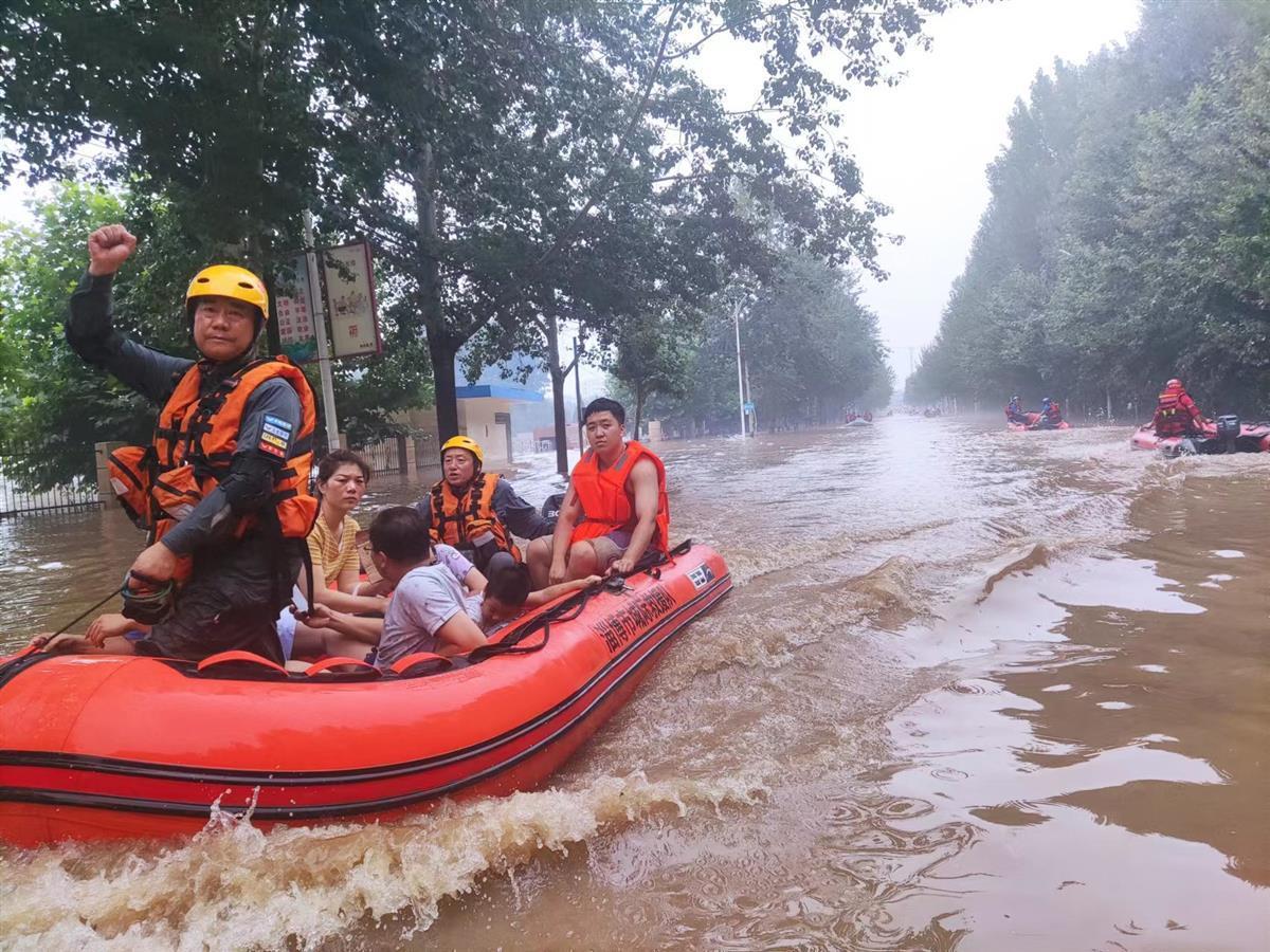 救援对正在涿州永济西路转移被困人员。（记者张万军 摄）