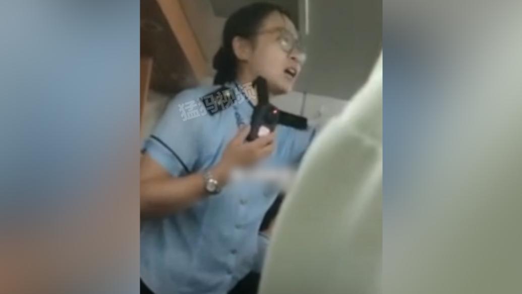 暴雨塌方列车中途停留，女列车员哽咽发言安抚旅客