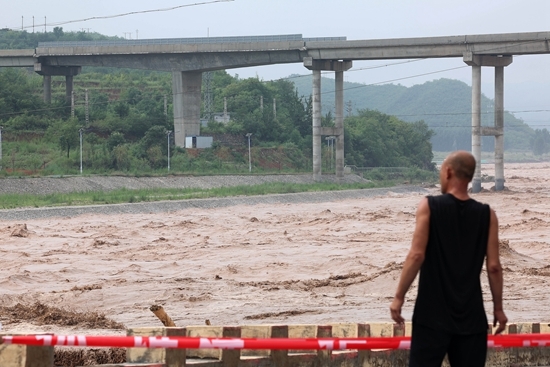 7月31日，石家庄，井陉县境内的冶河正在泄洪。视觉中国供图
