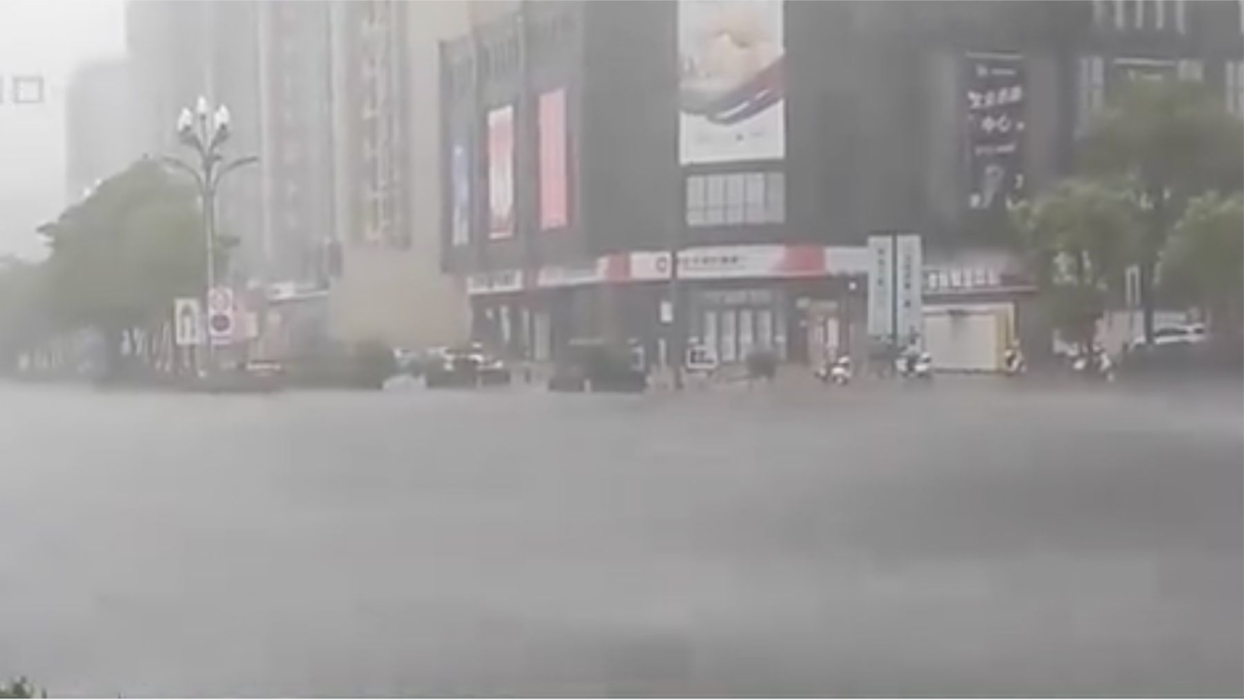 凤凰现场直击：降雨持续，北京拉响最高级别暴雨红色预警