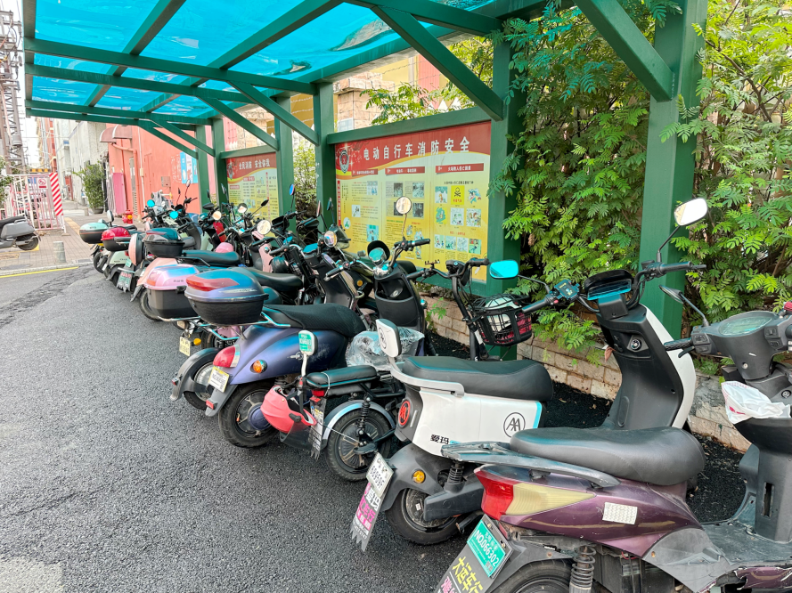 整齐摆放的电动自行车