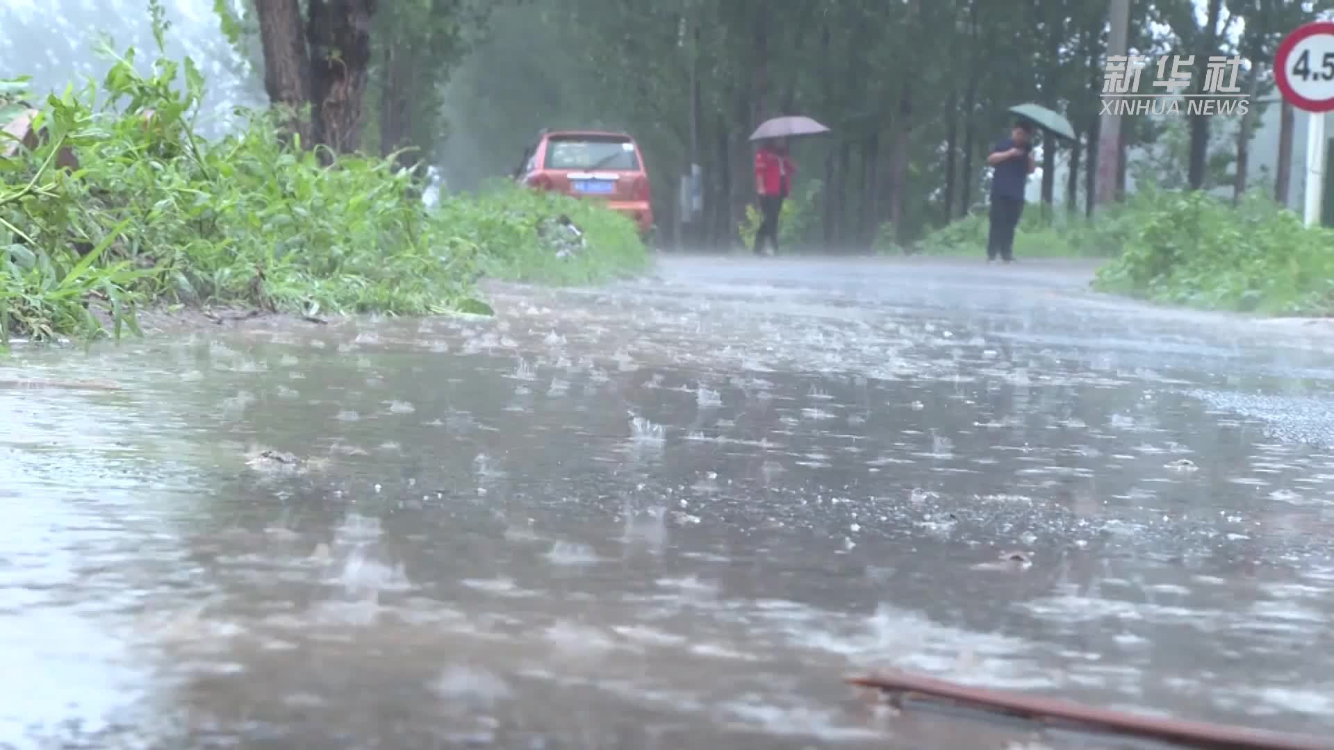 7月30日，风雨中坚守