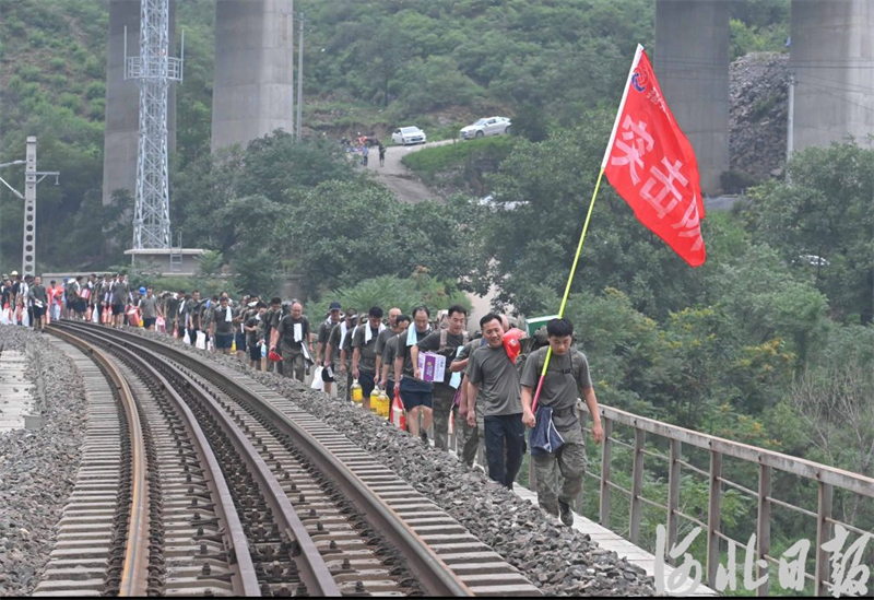 8月3日，涞水县三坡镇干部群众和翔海集团志愿者服务队沿铁路徒步向下庄村运送物资。