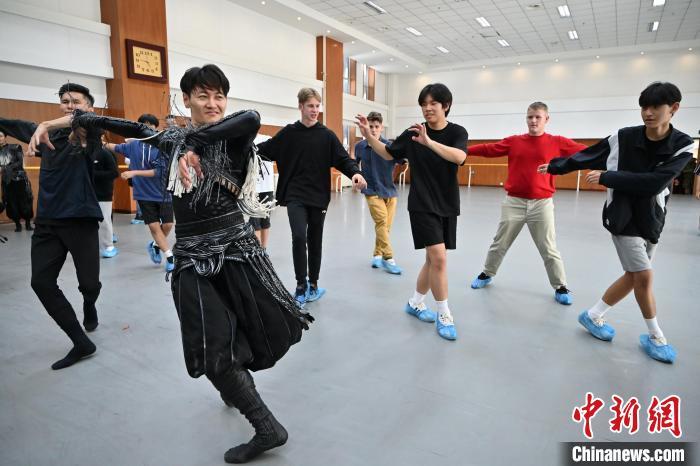 内蒙古呼和浩特市，内蒙古艺术剧院舞蹈演员教授国外学生舞蹈。　刘文华 摄