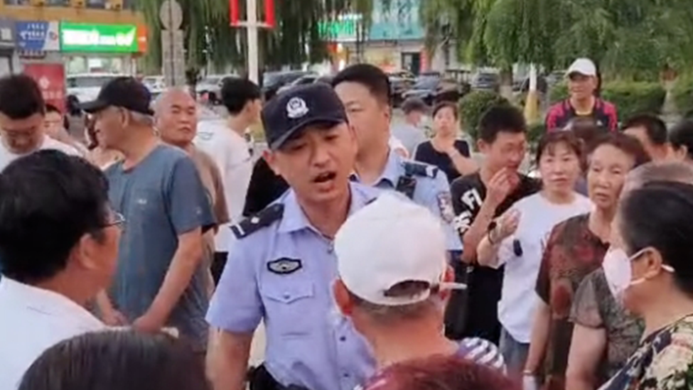 广场上数名老人驱赶滑板小伙，当地派出所民警：这里是公共区域，你讲理吗？