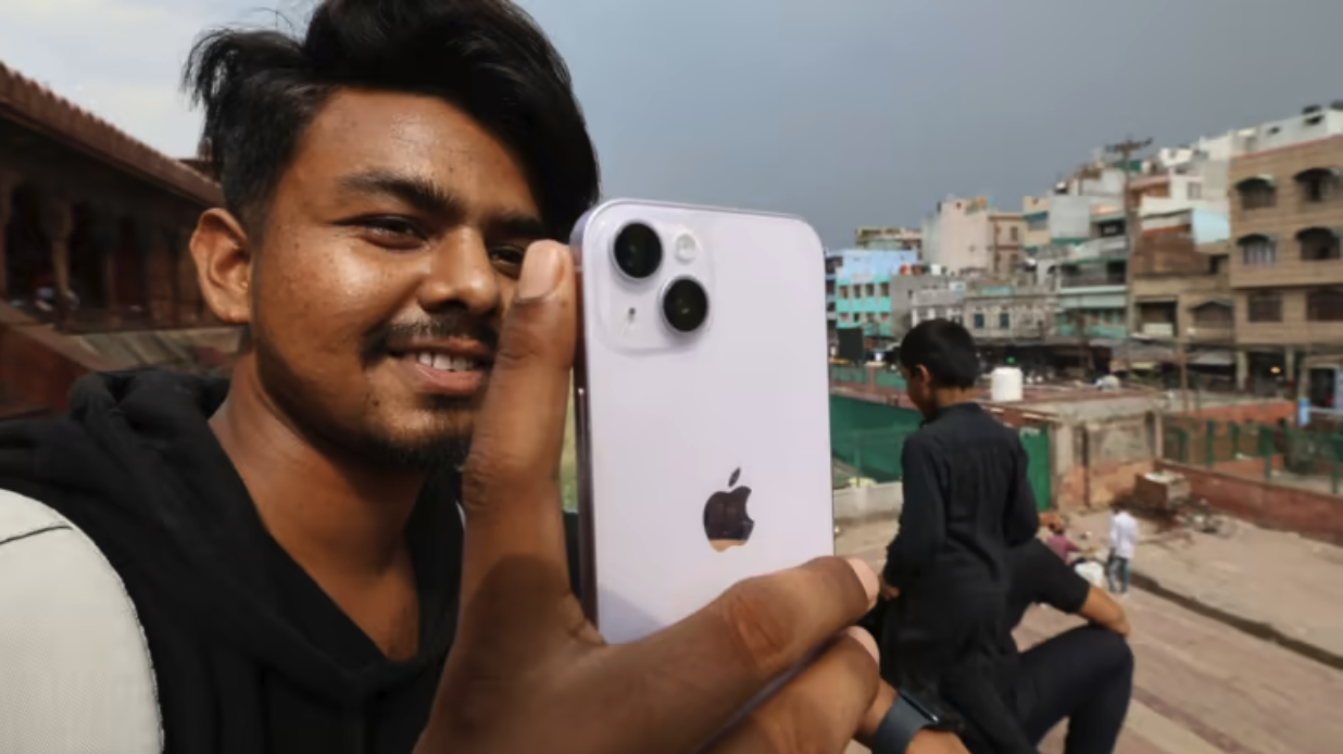 一位印度男子手握iPhone
