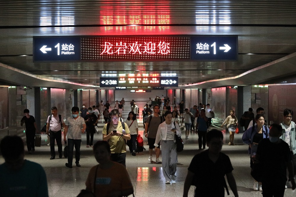 图为到达龙岩站的旅客正在出站。傅艺鹏 摄