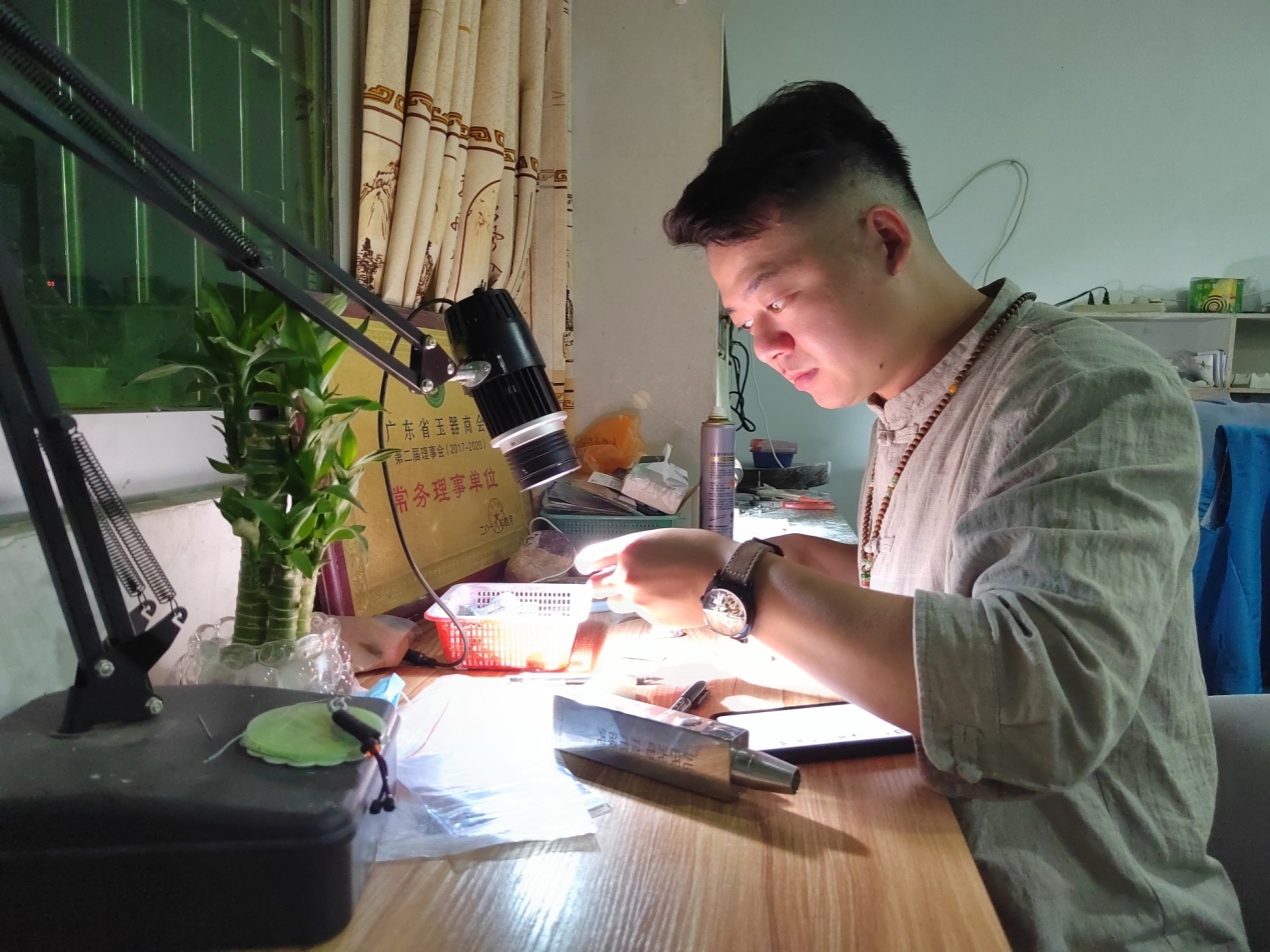 钟文杰：结合传统文化与现代艺术，对作品进行创新