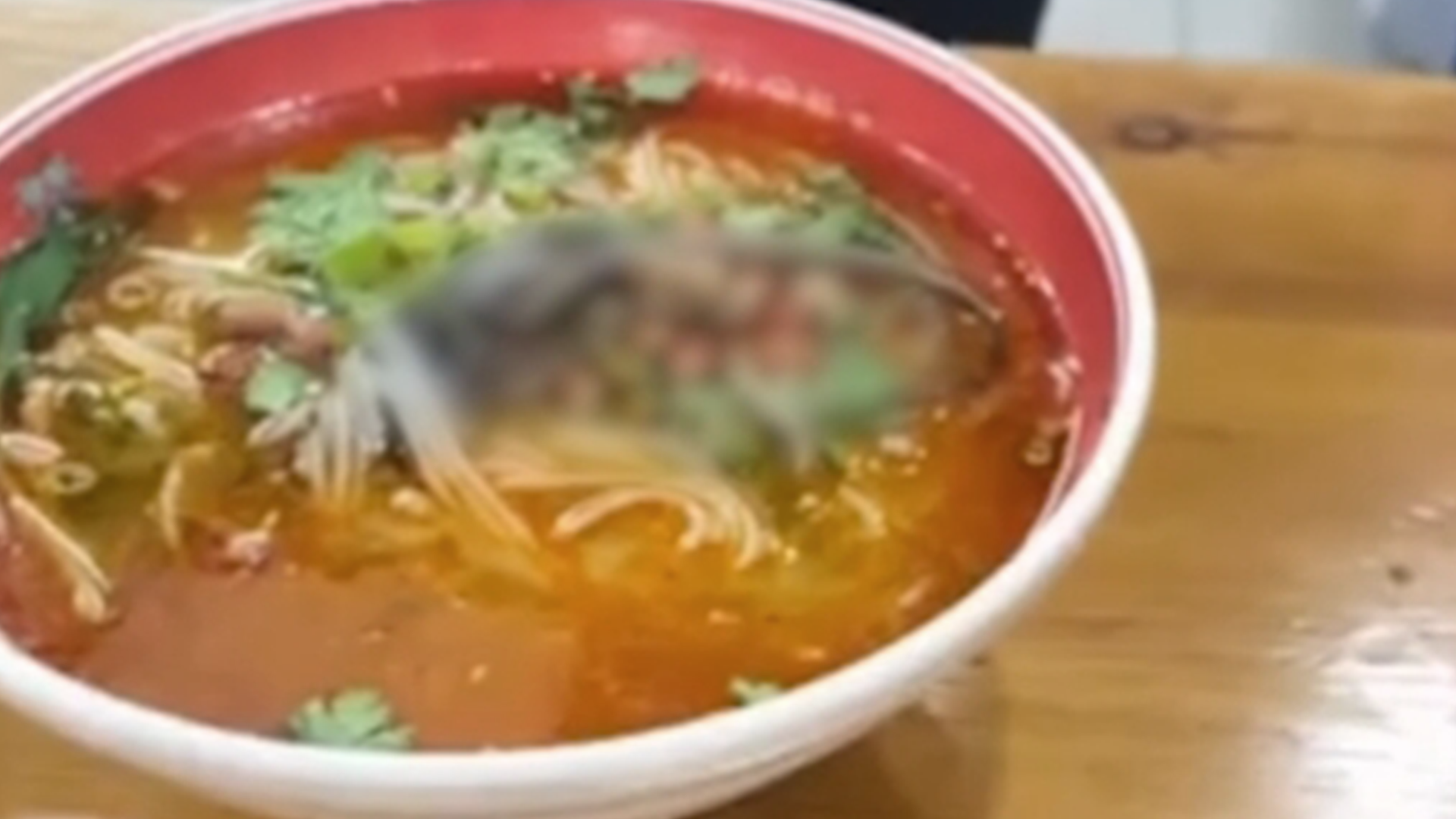 顾客吃面发现碗里有完整死老鼠，商家：顾客取饮料时从顶上掉落，涉事餐馆已停业整改